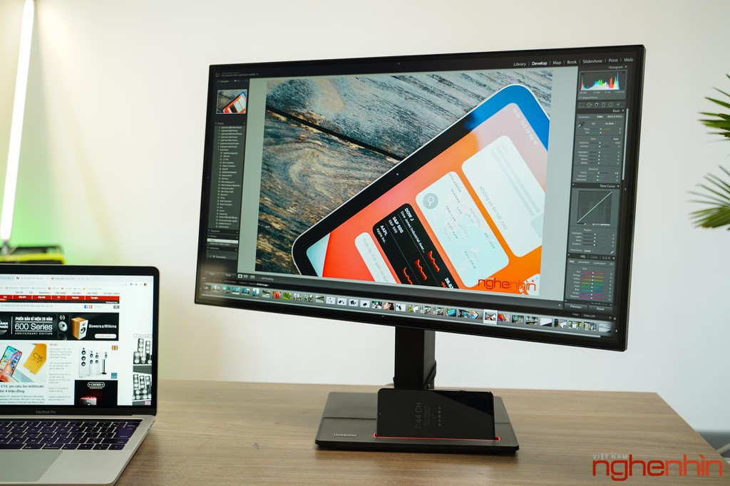 Về độ chi tiết, màu sắc, độ tương phản của màn hình này đều không có điểm gì để chê, thể hiện rất chính xác, độ chuẩn màu được căn chỉnh sẵn từ khi xuất xưởng. Công nghệ Fliker-free và lọc ánh sáng xanh giúp bảo vệ mắt người sử dụng. ThinkVision P27h-20 hướng tới đối tượng nhà thiết kế, làm việc chủ yếu với ảnh tĩnh nên màn hình tần số quét cao không quá quan trọng, 60Hz là hợp lý. Điểm yếu duy nhất về hiển thị của màn hình này đó là ở sát viền vẫn có tình trạng hở sáng do điểm yếu của tấm nền IPS. Tính năng bổ trợ Một trong những tính năng đáng giá nhất của ThinkVision P27h-20 đó là chỉ cần sử dụng duy nhất cổng USB-C để kết nối mọi thứ. Nếu đang sở hữu những laptop đời mới có sẵn cổng USB-C như MacBook, nhà sản xuất đã tặng kèm sẵn cọng cáp 2 đầu C để kết nối ngay lập tức. Ngoài việc truyền dữ liệu hiển thị và âm thanh đến màn hình, ThinkVision P27h-20 còn có thể sạc cho laptop với công suất 65W. Điều này giúp góc làm việc trở nên gọi gàng hơn, chỉ cần để sẵn ThinkVision P27h-20 ở công ty sau đó đem laptop lên và kết nối là bạn có thể làm việc liền lập tức.