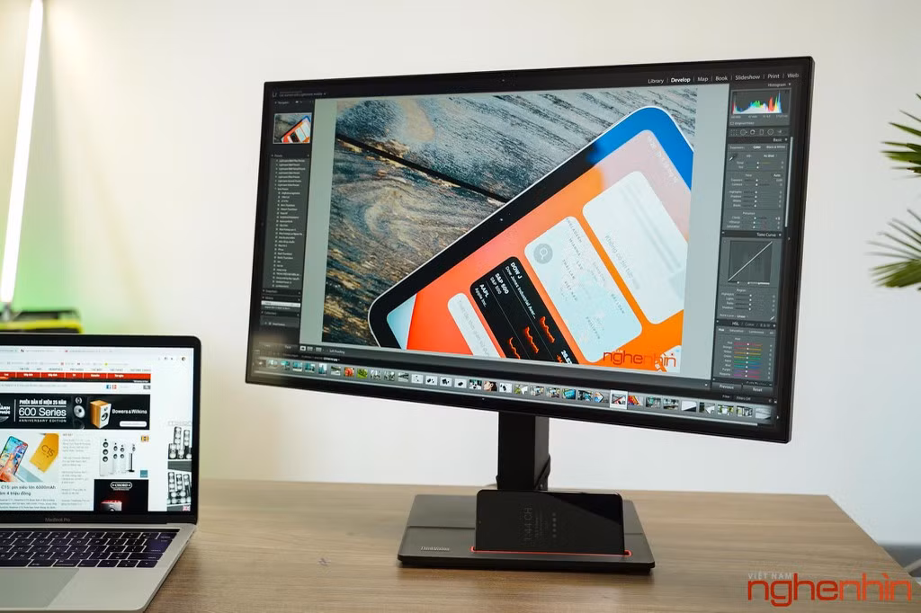 Về độ chi tiết, màu sắc, độ tương phản của màn hình này đều không có điểm gì để chê, thể hiện rất chính xác, độ chuẩn màu được căn chỉnh sẵn từ khi xuất xưởng. Công nghệ Fliker-free và lọc ánh sáng xanh giúp bảo vệ mắt người sử dụng. ThinkVision P27h-20 hướng tới đối tượng nhà thiết kế, làm việc chủ yếu với ảnh tĩnh nên màn hình tần số quét cao không quá quan trọng, 60Hz là hợp lý. Điểm yếu duy nhất về hiển thị của màn hình này đó là ở sát viền vẫn có tình trạng hở sáng do điểm yếu của tấm nền IPS. Tính năng bổ trợ Một trong những tính năng đáng giá nhất của ThinkVision P27h-20 đó là chỉ cần sử dụng duy nhất cổng USB-C để kết nối mọi thứ. Nếu đang sở hữu những laptop đời mới có sẵn cổng USB-C như MacBook, nhà sản xuất đã tặng kèm sẵn cọng cáp 2 đầu C để kết nối ngay lập tức. Ngoài việc truyền dữ liệu hiển thị và âm thanh đến màn hình, ThinkVision P27h-20 còn có thể sạc cho laptop với công suất 65W. Điều này giúp góc làm việc trở nên gọi gàng hơn, chỉ cần để sẵn ThinkVision P27h-20 ở công ty sau đó đem laptop lên và kết nối là bạn có thể làm việc liền lập tức.