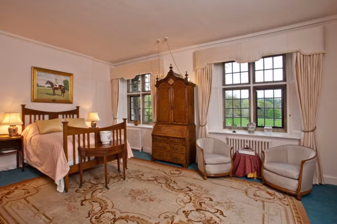 Biet thu co dien noi gia dinh David Beckham tu cach ly-Hinh-9