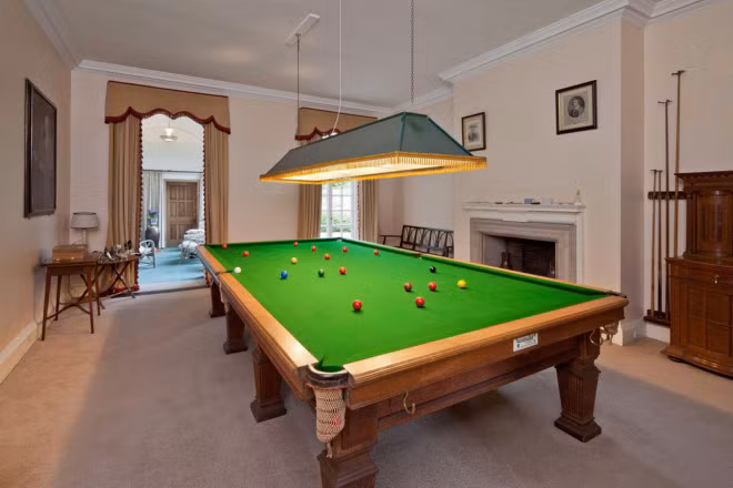 Biet thu co dien noi gia dinh David Beckham tu cach ly-Hinh-10