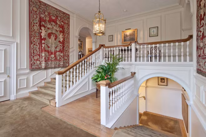 Biet thu co dien noi gia dinh David Beckham tu cach ly-Hinh-12