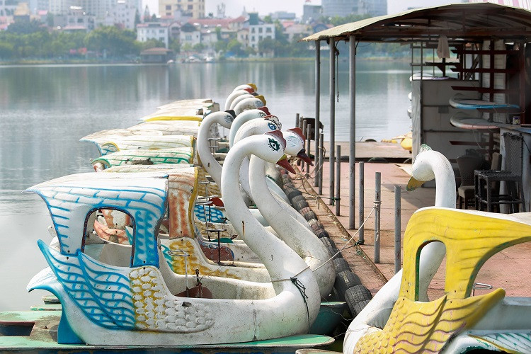 Khách du lịch và người dân địa phương nhiều lần thắc mắc khi chứng kiến “nghĩa địa” chứa xác tàu thuyền này từ 3 năm nay đến giờ vẫn chưa được thanh thải dứt điểm.