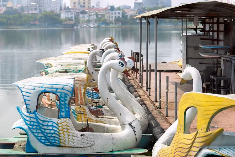 Khách du lịch và người dân địa phương nhiều lần thắc mắc khi chứng kiến “nghĩa địa” chứa xác tàu thuyền này từ 3 năm nay đến giờ vẫn chưa được thanh thải dứt điểm.