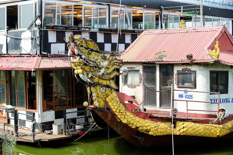 Tuy nhiên vẫn có dấu hiệu của việc người dân vào đây để sinh hoạt, nghỉ ngơi.