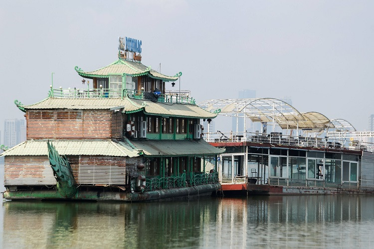Sau đó, do quá trình xử lý rác thải của các nhà hàng nổi không đảm bảo đúng quy định, gây ô nhiễm môi trường và mất cảnh quan khu vực hồ Tây. UBND TP Hà Nội đã chấp nhận đề xuất của sở GTVT tạm dừng hoạt động và cho di dời toàn bộ tàu thủy nội địa trên hồ Tây về khu vực Đầm Bảy thuộc phường Nhật Tân, quận Tây Hồ.