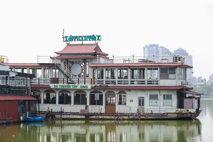 Trước đây, bãi du thuyền này được coi là một trong những địa điểm ăn chơi sầm uất nhất nhì Hà Nội bao gồm tổ hợp: Nhà hàng ăn uống, quán bar, quán cà phê…