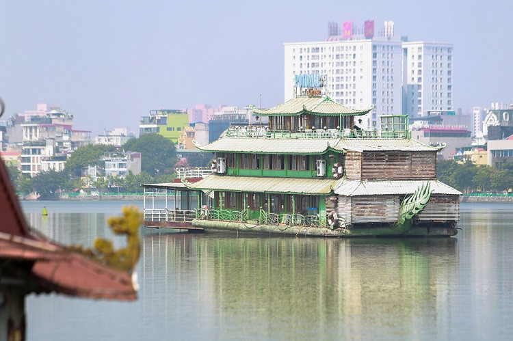 Các du thuyền cao từ 2 – 3 tầng, neo đậu chiếm diện tích lớn trên mặt hồ Tây. Theo thời gian, những con tàu này xuống cấp trầm trọng tưởng như bãi sắt vụn giữa mặt hồ, không chỉ gây mất cảnh quan thiên nhiên mà còn ảnh hưởng trực tiếp tới nguồn nước.