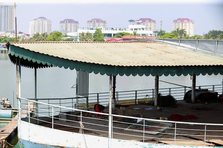 Bên ngoài, các lối dẫn vào du thuyền đều bị khóa và treo biển cấm vào.