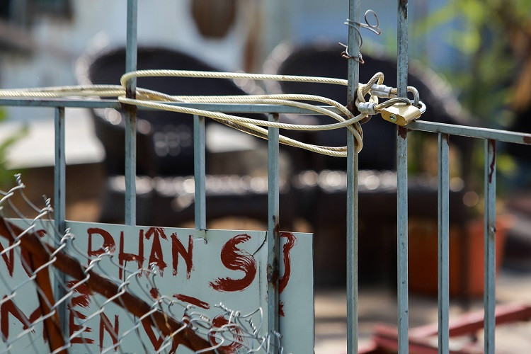 Dấu hiệu hoen rỉ, xuống cấp thậm tệ của các du thuyền hồ Tây.