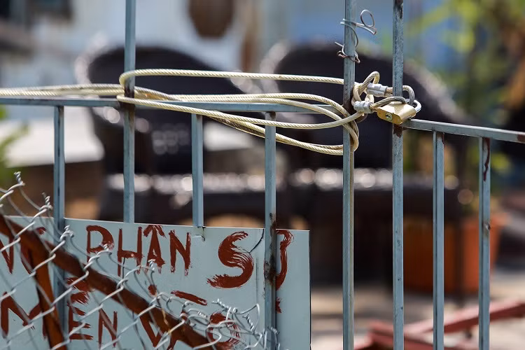 Dấu hiệu hoen rỉ, xuống cấp thậm tệ của các du thuyền hồ Tây.