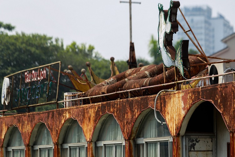 “Nghĩa địa” du thuyền chiếm trọn một góc hồ Tây và dường như đang bị bỏ mặc.