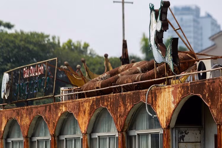 “Nghĩa địa” du thuyền chiếm trọn một góc hồ Tây và dường như đang bị bỏ mặc.