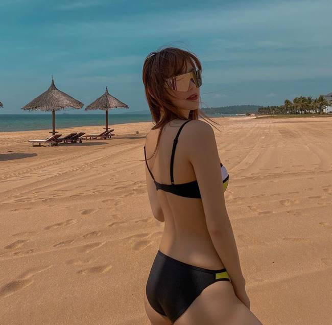 Nếu theo dõi trang cá nhân của Minh Hằng, bạn sẽ thấy cô không bao giờ mặc lại đồ bơi, mẫu mã phong phú được cập nhật liên tục, mãn nhãn người nhìn.