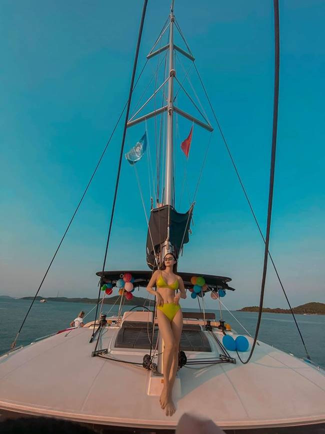 Thân hình nuột nà, săn chắc nhờ thể thao thường xuyên giúp cô tự tin hơn trong nhiều mẫu đồ bơi dù phức tạp hay tối giản.