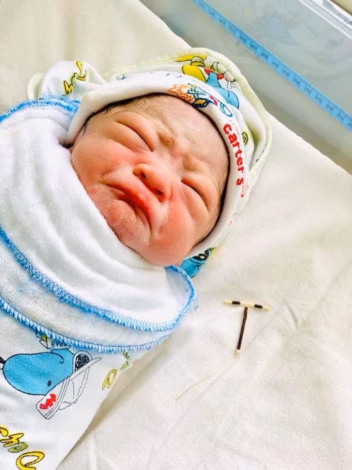 Be trai chao doi voi chiec vong tranh thai cam chat tren tay-Hinh-2