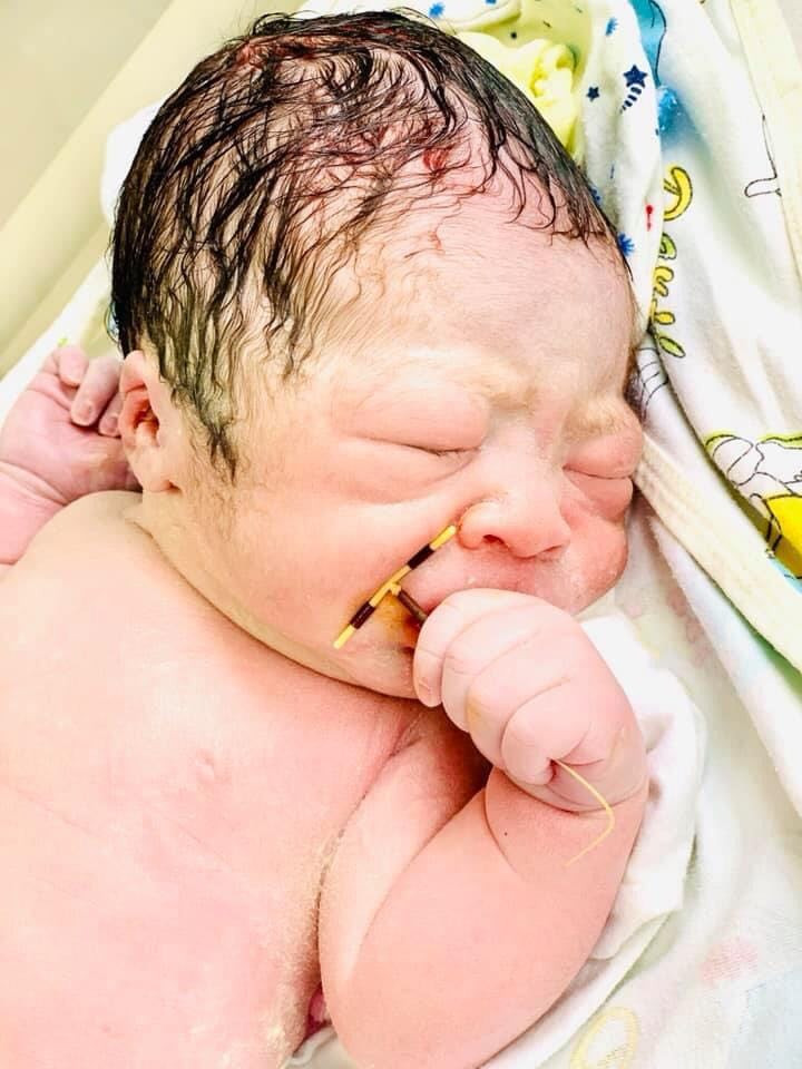 Be trai chao doi voi chiec vong tranh thai cam chat tren tay