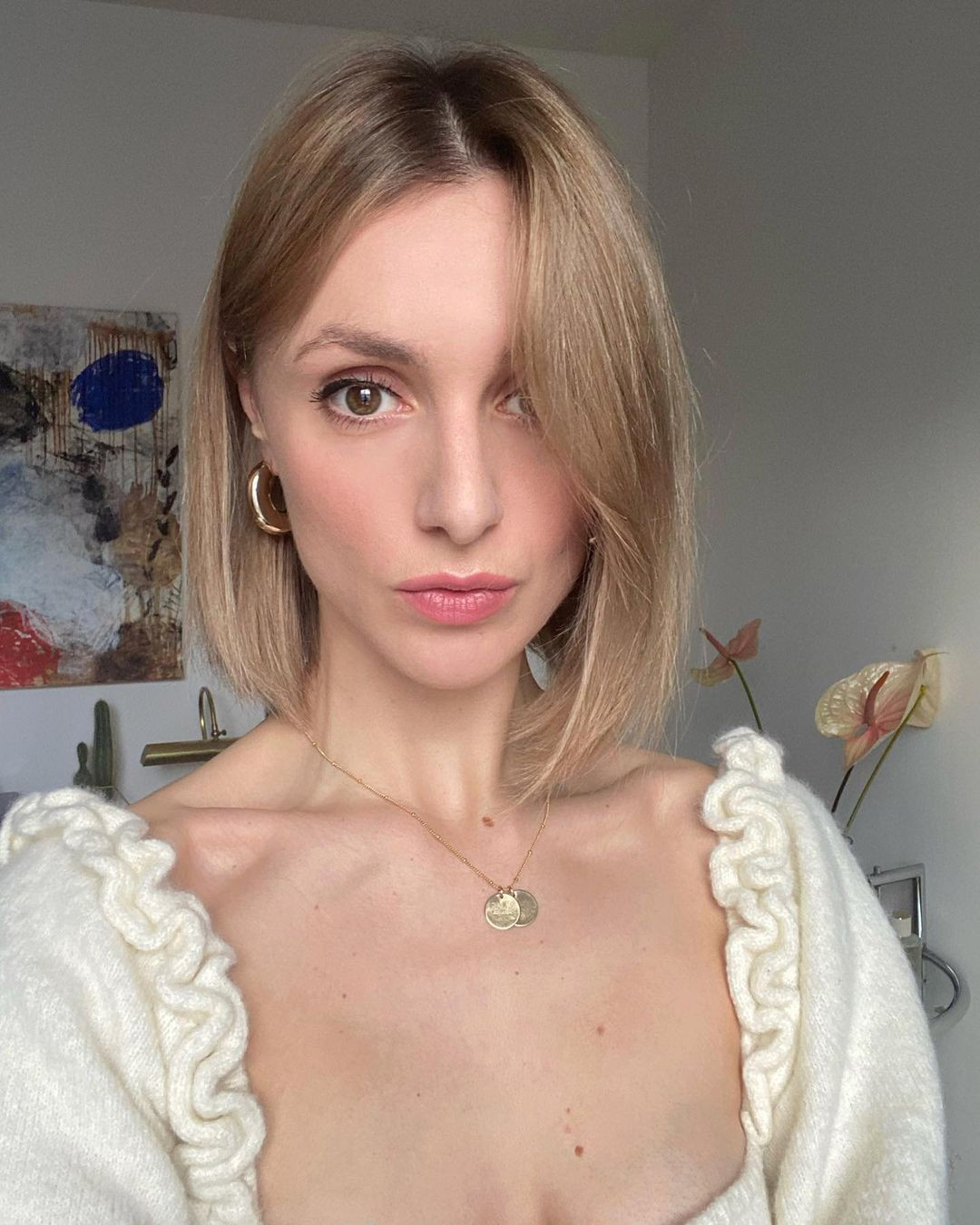 Hiện đại và chỉn chu chính là những điều đầu tiên ta có thể cảm nhận được về tóc bob thẳng. Kiểu tóc này cũng không quá kén mặt, nhưng hợp rơ nhất với gương mặt góc cạnh một chút, hoặc mặt trái xoan. Bên cạnh đó, tóc bob thẳng, không mái cũng giấu nhược điểm gương mặt ngắn rất rốt và giúp diện mạo của bạn bừng sáng. Cuối cùng, tóc bob thẳng là một kiểu tóc rất thanh lịch, sang trọng, hứa hẹn trở thành lựa chọn lý tưởng cho những nàng công sở U30 đổ lên. 2. Tóc bob mái bằng