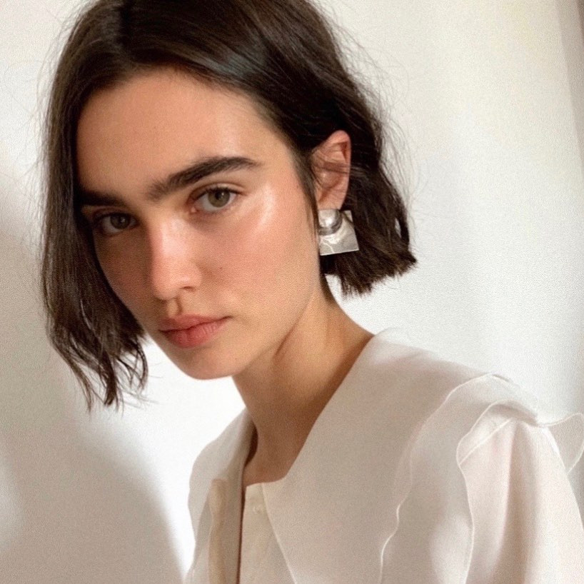 Vẫn là kiểu tóc bob dài đến xương quai hàm, mái dài nhưng điểm mấu chốt của kiểu tóc này chính là độ rối nhẹ, đủ để khiến cho diện mạo của chủ nhân tăng gấp bội phần cá tính và phóng khoáng, nhưng không làm mất đi độ chỉn chu. Thêm một lưu ý nữa, nếu bạn vén gọn một bên tóc như quý cô người Pháp trên đây, vẻ ngoài sẽ càng thêm sang trọng, tinh tế và cuốn hút đấy.