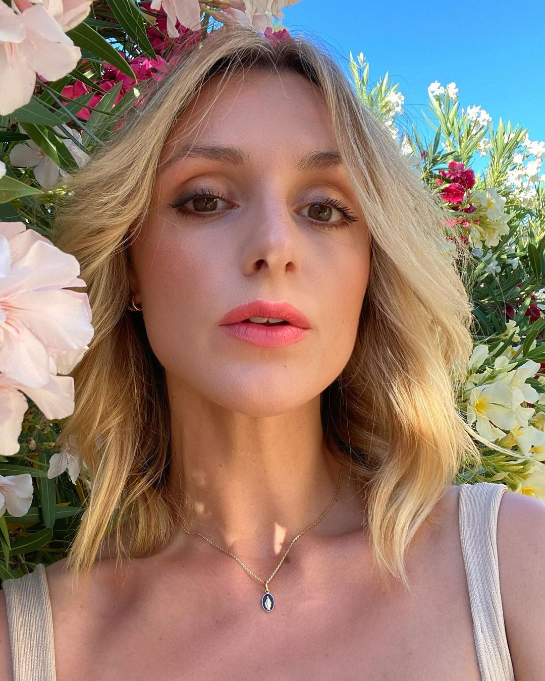 Dù là tóc bob dài hay ngắn thì chỉ cần uốn sóng một chút, diện mạo của bạn đã khác hẳn. Nói một cách cụ thể thì tóc bob/lob sóng nhẹ giúp gương mặt thêm nhỏ gọn nên ai cũng dễ dàng kết thân. Đó còn chưa kể đến, tóc bob/lob sóng nhẹ luôn mang đến nét bay bổng, lãng mạn siêu hút mắt cho chủ nhân. Nếu cần một lựa chọn an toàn nhưng hiệu quả để lột xác, kiểu tóc này chính là gợi ý siêu lý tưởng cho tất thảy các chị em. 4. Tóc bob rối nhẹ