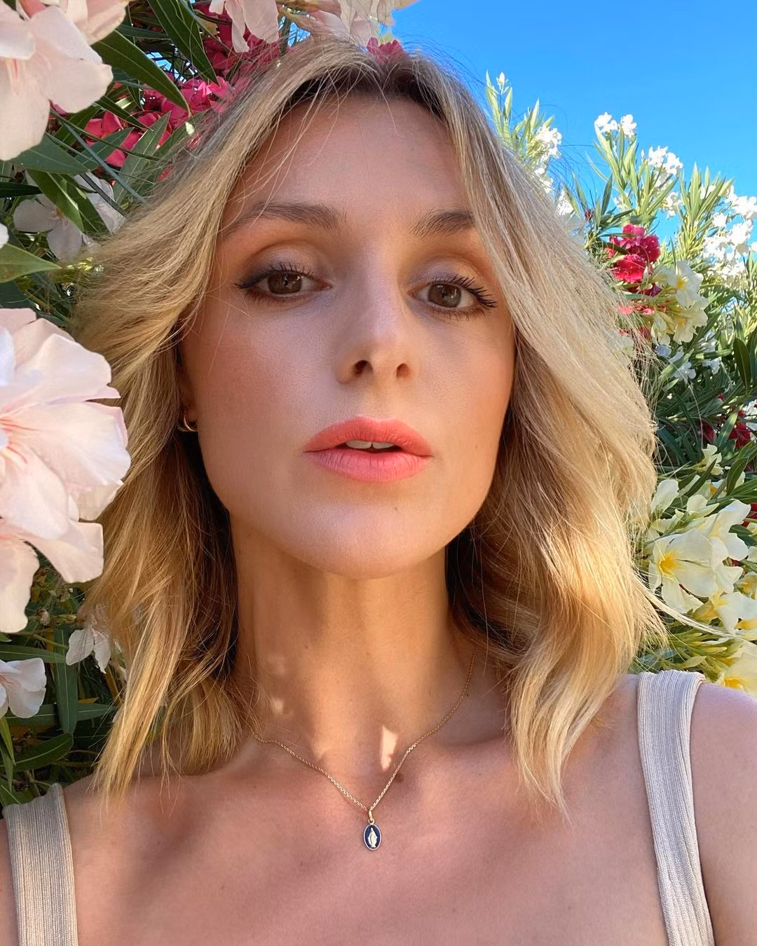 Dù là tóc bob dài hay ngắn thì chỉ cần uốn sóng một chút, diện mạo của bạn đã khác hẳn. Nói một cách cụ thể thì tóc bob/lob sóng nhẹ giúp gương mặt thêm nhỏ gọn nên ai cũng dễ dàng kết thân. Đó còn chưa kể đến, tóc bob/lob sóng nhẹ luôn mang đến nét bay bổng, lãng mạn siêu hút mắt cho chủ nhân. Nếu cần một lựa chọn an toàn nhưng hiệu quả để lột xác, kiểu tóc này chính là gợi ý siêu lý tưởng cho tất thảy các chị em. 4. Tóc bob rối nhẹ