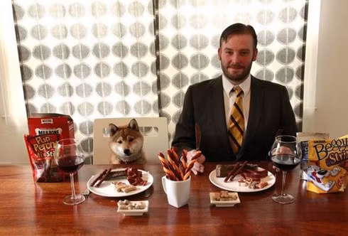 Chuyen vien nem thuc an cho cho kiem tien ty moi nam