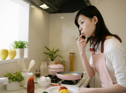 Cach ly xa hoi, vo suot ngay cho chong an mi tom, thit luoc, trung chien-Hinh-2