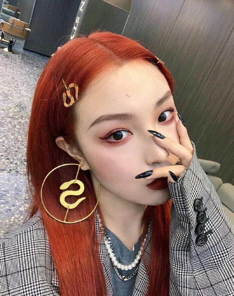 Nhan sắc khả ái, sống mũi cao Xuất hiện với nhan sắc khả ái, sóng mũi cao và thân hình mảnh mai, cân đối, Phong Phàm có lượng fan "khủng" lên tới gần 2 triệu lượt theo dõi trên mạng xã hội.