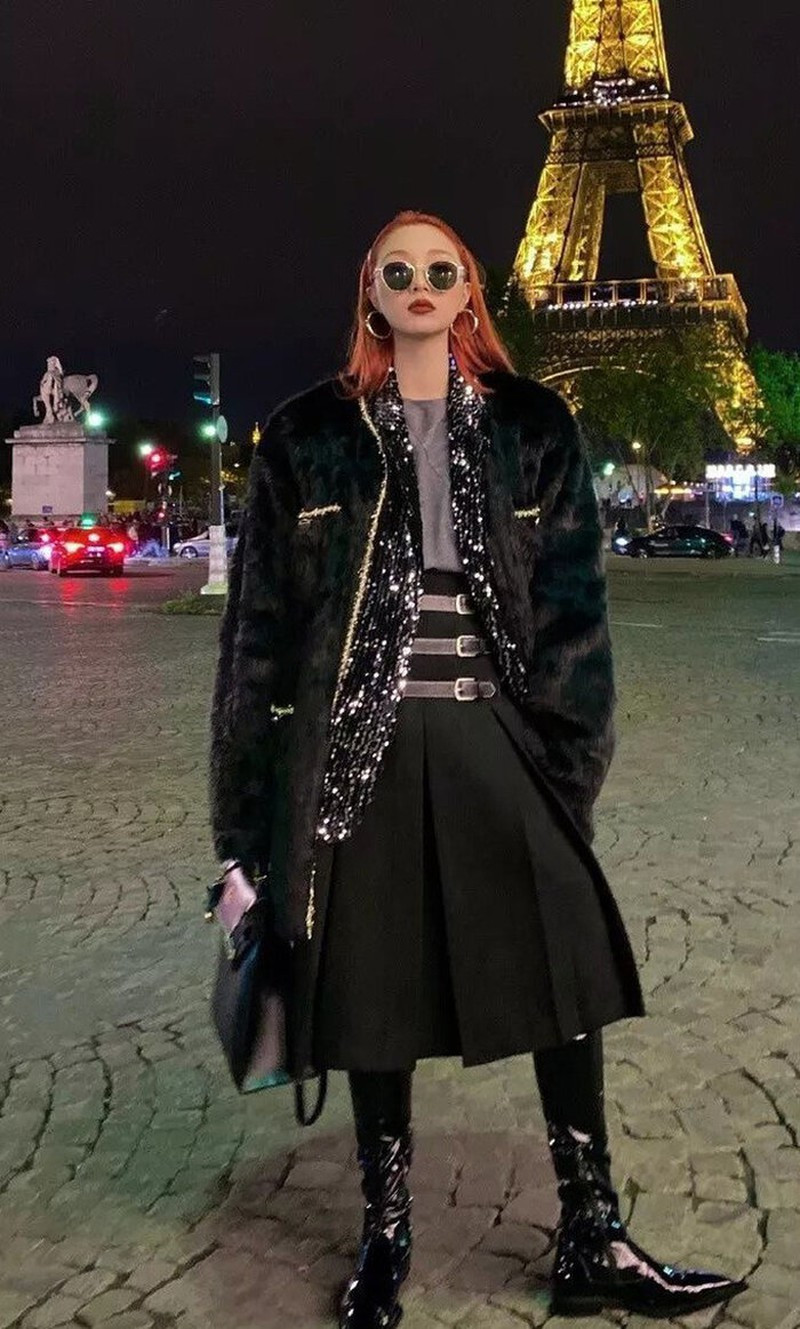 Phong cách của hotgirl Phong Phàm Cứ ngỡ Phong Phàm chính là một hình mẫu "nữ thần" thực thụ thì cô nàng lại gặp sự cố lộ nhan sắc thật. Trong khi đang livestream, do vô tình tắt nhầm chế độ làm đẹp tự động Phong Phàm lộ rõ nhan sắc khác “một trời một vực” với gương mặt kém sắc, mắt nhỏ và đường nét chẳng có gì thu hút.Không giống như nhiều hotgirl theo style ngọt ngào công chúa, cô nàng xây dựng cho mình một phong cách hơi bụi bặm, cá tính và nổi bật. Có lẽ chính vì điểm này đã giúp Phong Phàm thu hút nhiều người hâm mộ hơn.