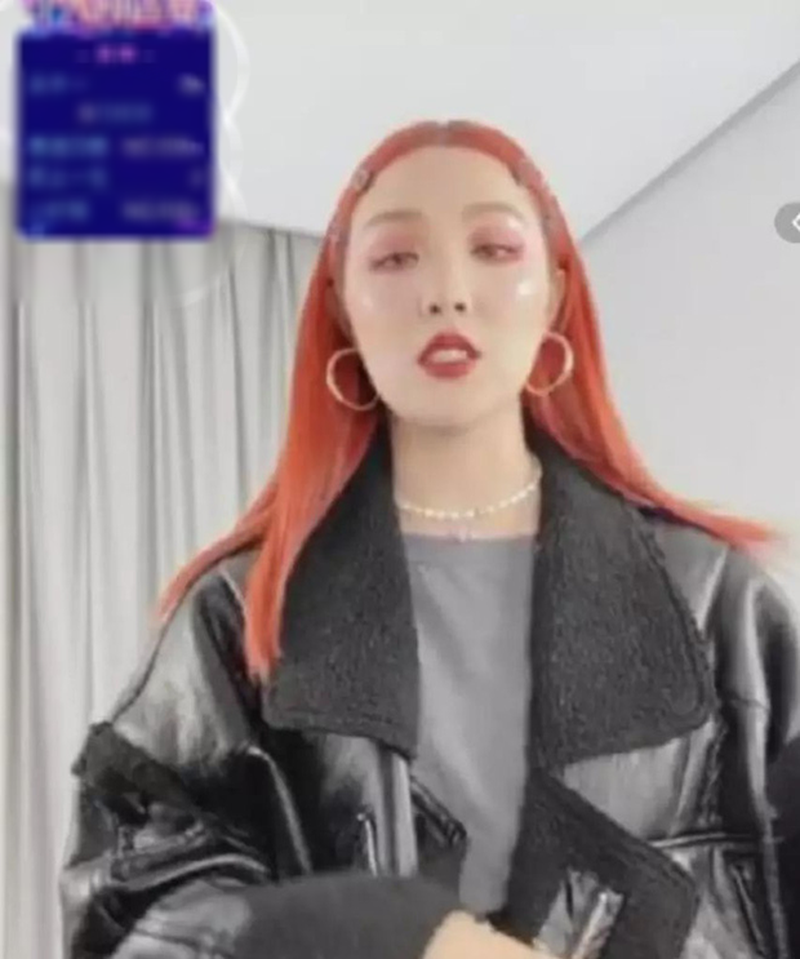 Hình ảnh khác một trời một vực với nhan sắc trước đó Không chỉ vậy, Phong Phàm ngay sau đó còn bị một người bạn cũ bất ngờ lên tiếng "bóc phốt" từng phẫu thuật thẩm mỹ gần như toàn bộ gương mặt từ nâng mũi, cắt mí đến gọt cằm.