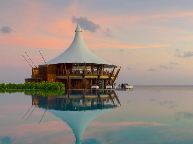 Một trong những công trình độc đáo nhất ở Baros Maldives là nhà hàng Lighthouse nằm ở khu vực đầm phá, chuyên phục vụ hải sản. Ảnh: Business Insider.