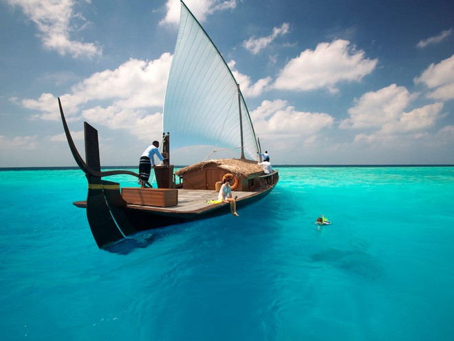 Ở Baros Maldives, du khách có thể trải nghiệm nhiều loại hình giải trí, thư giãn trên biển, điển hình như du ngoạn trên con thuyền Nooma truyền thống của Maldives. Ảnh: Business Insider.
