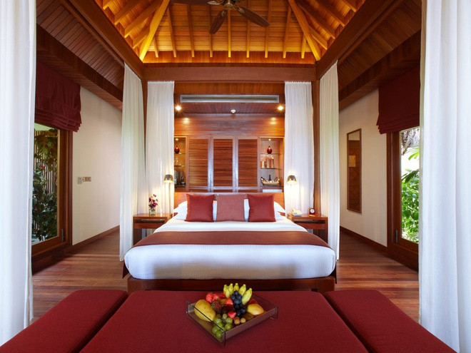 Biệt thự hạng Baros Villas rộng 103 m2 sở hữu bồn ngâm, vòi tắm hoa sen ngoài trời, hồ bơi riêng, giường nghỉ và ghế tắm nắng trên boong riêng. Ảnh: Business Insider.