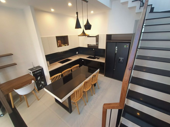 ##s###Bếp và bàn ăn được phối màu đen bóng để hợp với vật dụng tủ lạnh hay bậc đá cầu thang, tạo cảm giác sang trọng, mạnh mẽ và tinh tế.