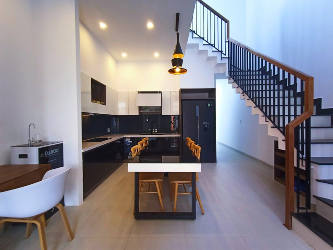 ##s###Căn phòng bếp gọn gàng sạch sẽ liên thông với phòng khách sẽ vô cùng tiện lợi cho gia chủ trong mọi sinh hoạt hàng ngày. 