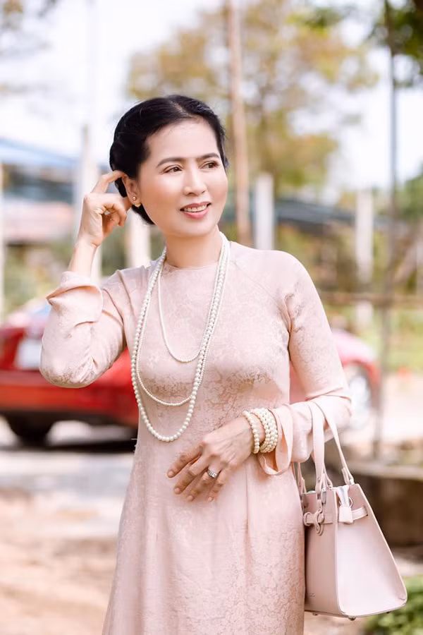 Lộ ảnh mẹ ruột "cô San" Diệu Hương trẻ đẹp khiến ai cũng bất ngờ Lo anh me ruot