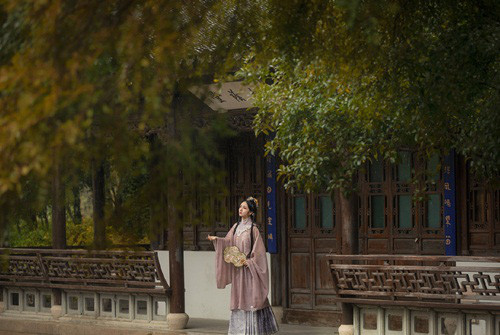 Hoàng đế bí mật làm việc táo tợn để hẹn hò với mỹ nhân - Hình 3 Hoang de bi mat lam viec tao ton de hen ho voi my nhan-Hinh-3