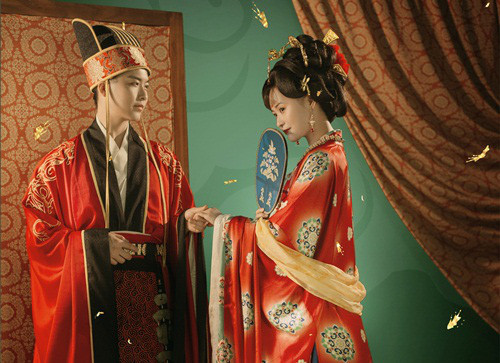 Hoàng đế bí mật làm việc táo tợn để hẹn hò với mỹ nhân Hoang de bi mat lam viec tao ton de hen ho voi my nhan