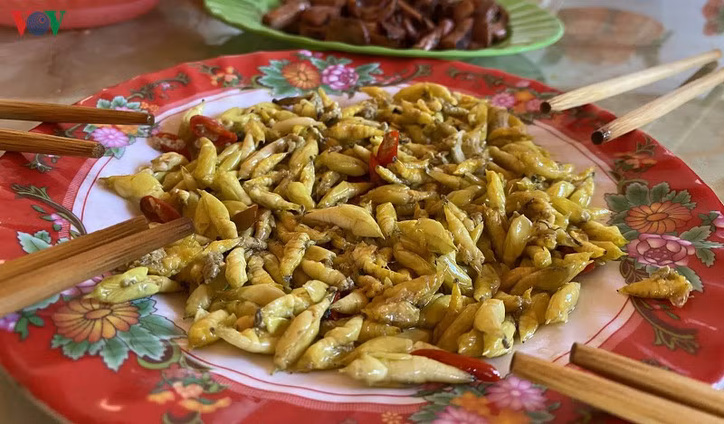 Sâu màu đen, kén nhộng màu xanh. Sau khi chế biến món ăn màu vàng ruộm bắt mắt. Các món ăn chế biến từ sâu và nhộng muồng có vị ngậy, bùi, thơm và giàu dinh dưỡng - được ví như "tôm rừng" của Tây Nguyên.