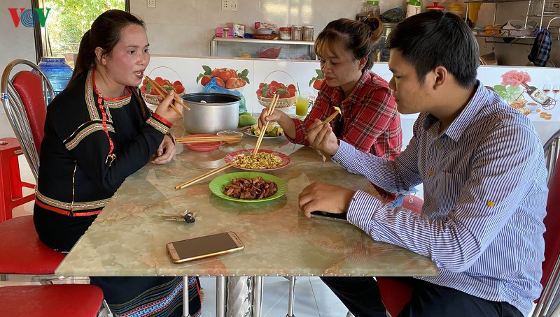 Sâu và nhộng muồng là món ăn quen thuộc của người Ê đê. Tuy vậy với những người chưa biết, mới nghe đã thấy ghê sợ, nhưng khi được thưởng thức thì rất thích thú. Món nhộng sâu muồng đang dần trở thành đặc sản của vùng đất Tây Nguyên./.