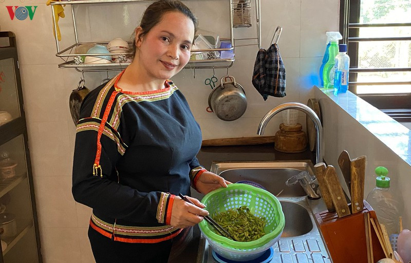 Theo chị H'Thoa Mlô ở xã Ea H'đing huyện Cư M'gar, Đăk Lăk, có nhiều cách để chế biến món sâu và nhộng muồng. Phổ biến nhất là trộn với sả ớt rồi xào hoặc hấp gừng. Việc chế biến khá đơn giản, chỉ cần rửa sạch để ráo nước rồi ướp gia vị, sả, ớt và dùng dầu ăn xào chín tới; hoặc cho vào nồi hấp cách thủy. Nhộng xào sả ớt, hấp gừng... có thể làm thức ăn chơi, ăn với cơm hay làm đồ nhậu.