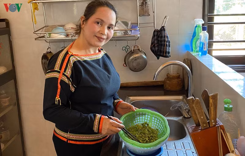 Theo chị H'Thoa Mlô ở xã Ea H'đing huyện Cư M'gar, Đăk Lăk, có nhiều cách để chế biến món sâu và nhộng muồng. Phổ biến nhất là trộn với sả ớt rồi xào hoặc hấp gừng. Việc chế biến khá đơn giản, chỉ cần rửa sạch để ráo nước rồi ướp gia vị, sả, ớt và dùng dầu ăn xào chín tới; hoặc cho vào nồi hấp cách thủy. Nhộng xào sả ớt, hấp gừng... có thể làm thức ăn chơi, ăn với cơm hay làm đồ nhậu.