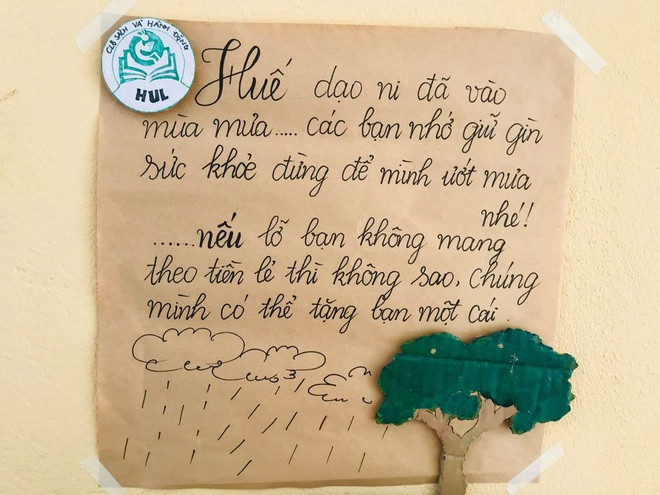 Thung ban ao mua tu dong cua cac truong dai hoc trong mua bao