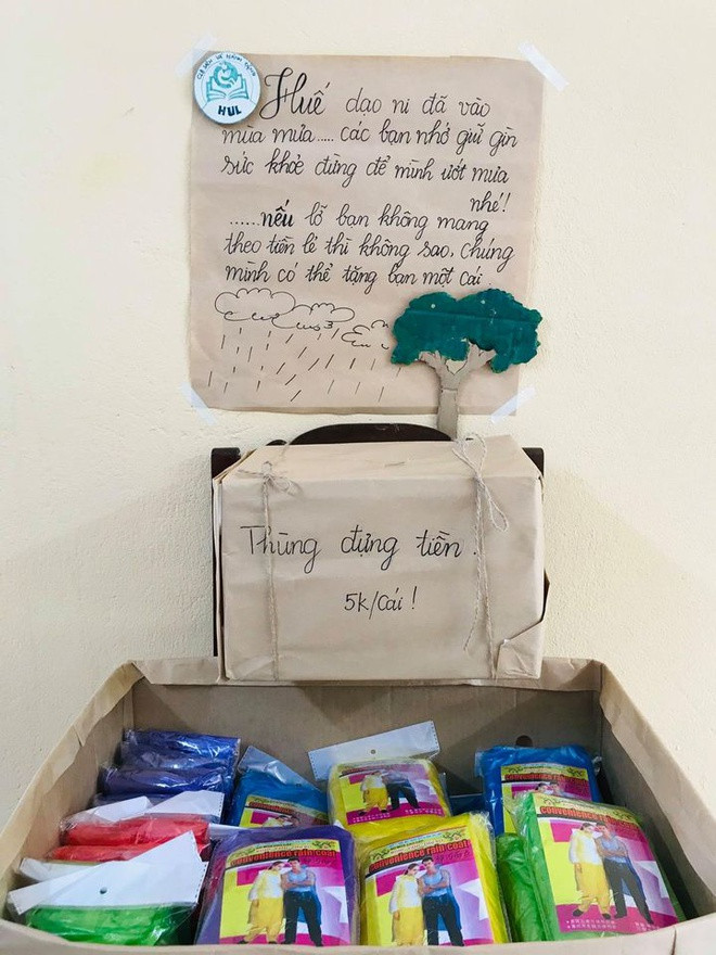 Thung ban ao mua tu dong cua cac truong dai hoc trong mua bao-Hinh-3