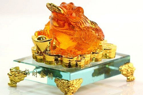 Đúng 0 giờ âm thầm đặt vật mang lộc vàng vào nhà Dung 0 gio am tham dat vat mang loc vang vao nha