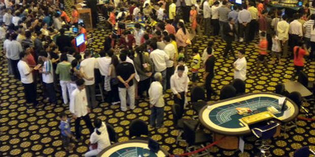 Nam Cam (Ky 14): Song bac bi to giac, mua chuoc quan chuc