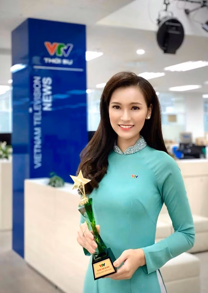 4 nu MC tre trung nhat nhi VTV: Nhan sac khong thua hoa hau-Hinh-4