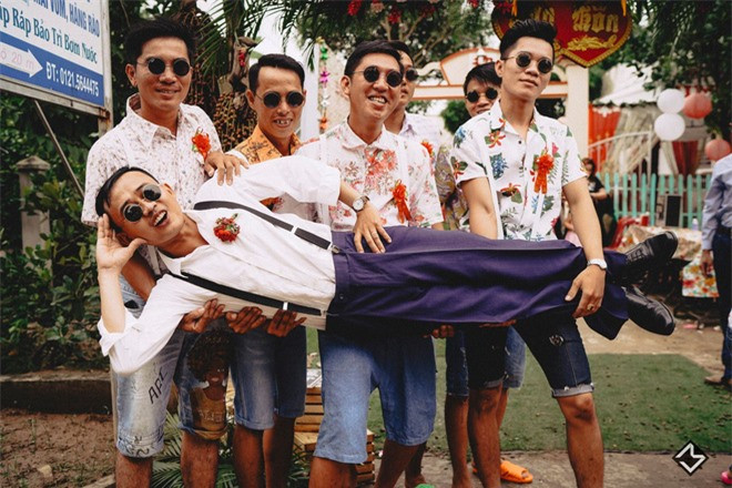 Hội bạn thân "lầy lội" diện đồ cha mẹ bưng tráp trong đám cưới - Hình 12 Hoi ban than