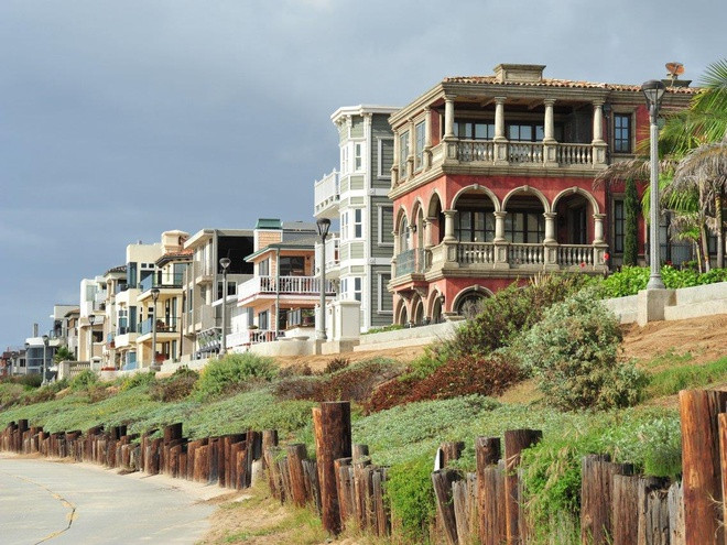 Để sở hữu một ngôi nhà mang phong cách "đồng quê" như vậy tại Los Angeles, bạn cần bỏ ra khoảng 850.000 USD. Với diện tích trung bình khoảng 163,8 m2, những căn hộ tại đây mang đến cho bạn không gian sống thoải mái, thoát khỏi sự chật chội, ồn ào nơi đô thị. Ảnh: Shutterstock.