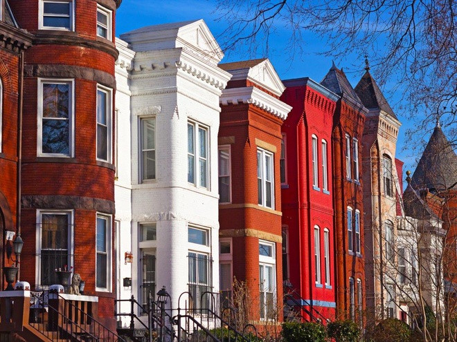 Với diện tích trung bình hơn 155 m2, những căn hộ tại Washington,DC có giá niêm yết chưa tới 600.000 USD. Có thể nói, đây là mức giá khá hợp lý cho một căn nhà 2 tầng với hướng nhìn ra thiên nhiên tràn ngập ánh sáng tại ngay thủ đô nước Mỹ. Ảnh: Shutterstock.