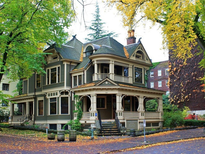 Một ngôi nhà có kiến trúc khá độc đáo như vậy tại Portland (Oregon) có giá khoảng 465.000 USD. Nằm ở vị trí khá đẹp mắt, ngôi nhà này mang đến không gian sống khá yên tĩnh và chan hòa với thiên nhiên. Diện tích trung bình cho các căn hộ như vậy vào khoảng 272 m2. Ảnh: Shutterstock.